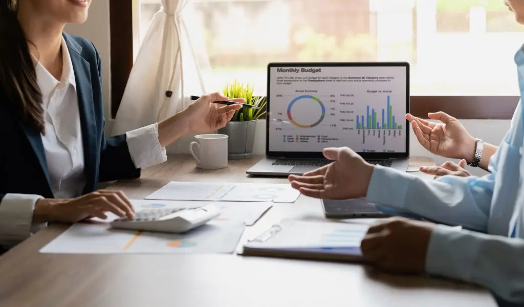 10 Reasons to Use a Financial Adviser
